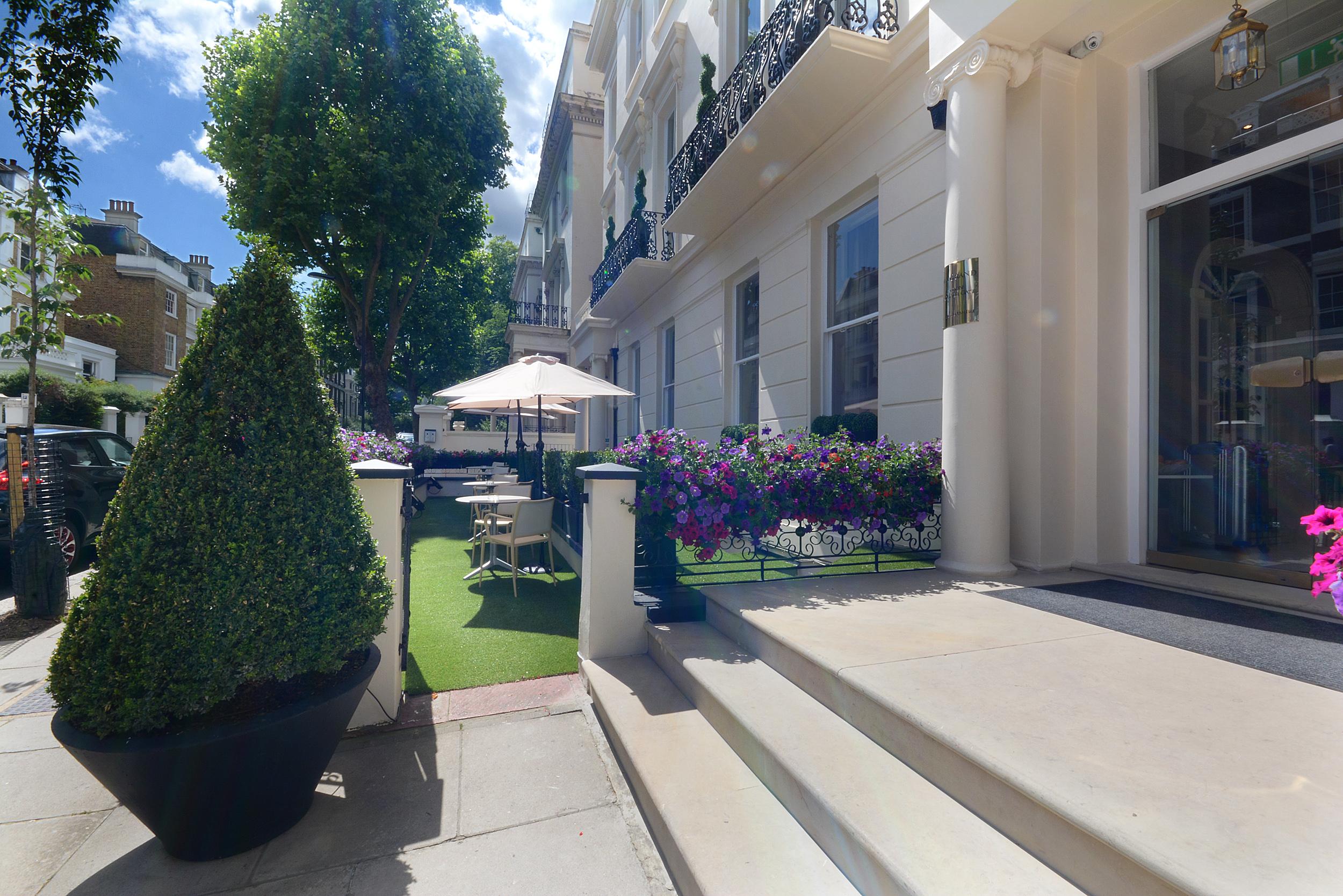 Park Grand London Lancaster Gate Hotel Exterior photo The courtyard at 100 Eaton Square