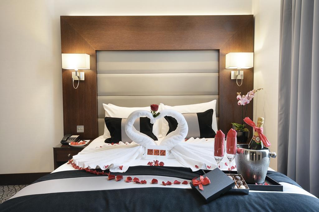 Park Grand London Lancaster Gate Hotel Exterior photo A bed decorated for a honeymoon