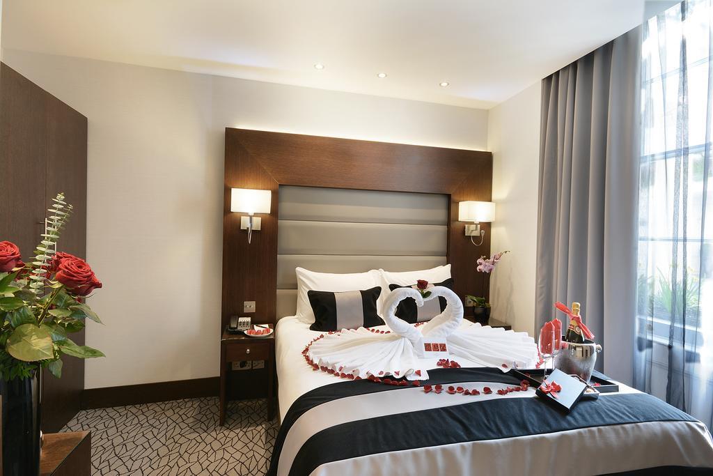 Park Grand London Lancaster Gate Hotel Exterior photo A bedroom at the hotel
